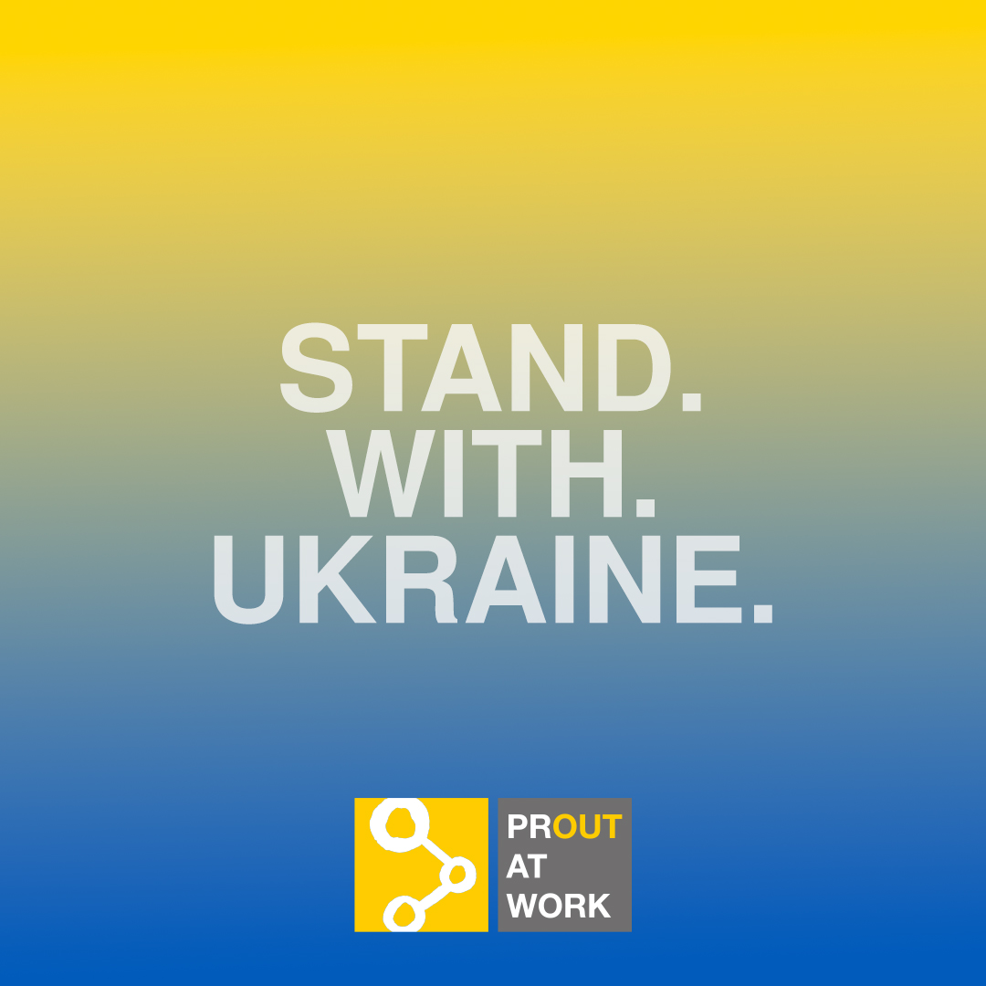 Stand.With.Ukraine. Schriftzug auf gelb-blauem Hintergrund.