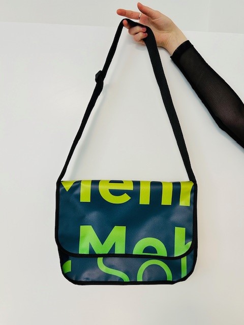 Messenger tote outlet