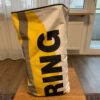 Ein Rucksack steht auf einem